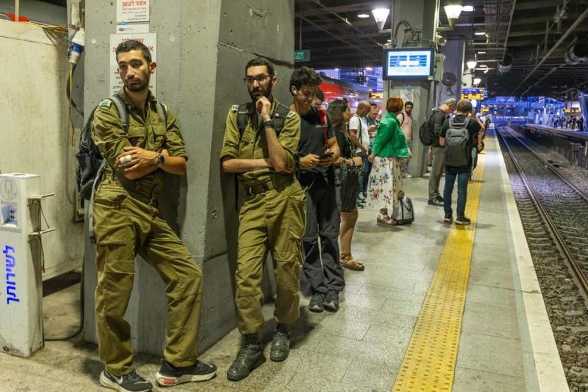 חיילים בתחנת הרכבת